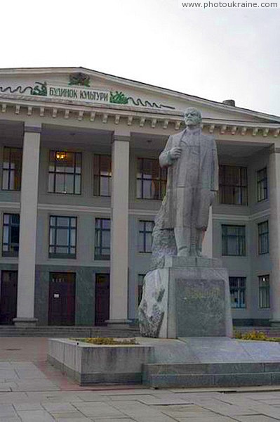 памятник из гранита Ленину в Коростышеве